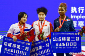 中国选手侯志慧举重世界杯赛女子49公斤级夺冠